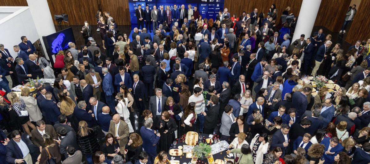 La gala de los «Importantes» volvió a ser un punto de encuentro en el que los asistentes disfrutaron de un animado cóctel.