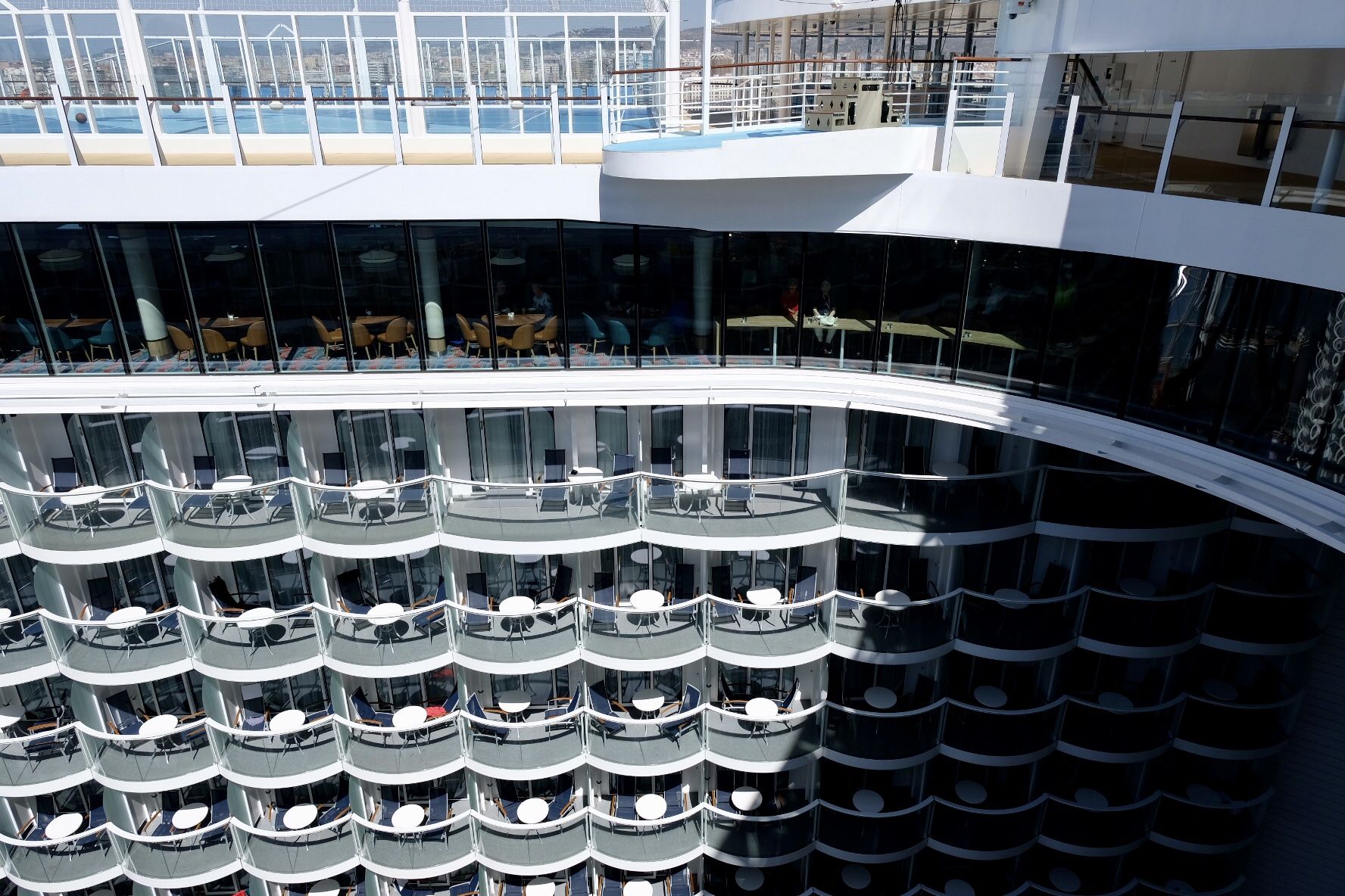 El 'Wonder of the seas', el crucero más grande del mundo, en el puerto de Málaga