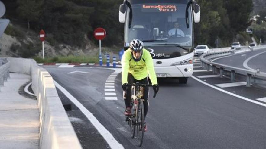 La perillosa estretor dels carrils del tram sud de la C-55 expulsa els ciclistes