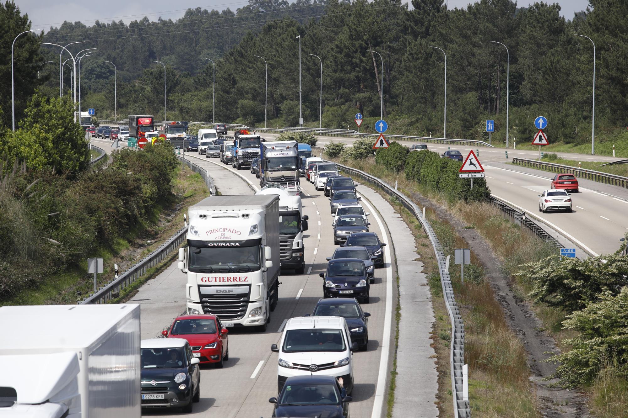 La autopista "Y", de nuevo convertida en una ratonera con un monumental atasco