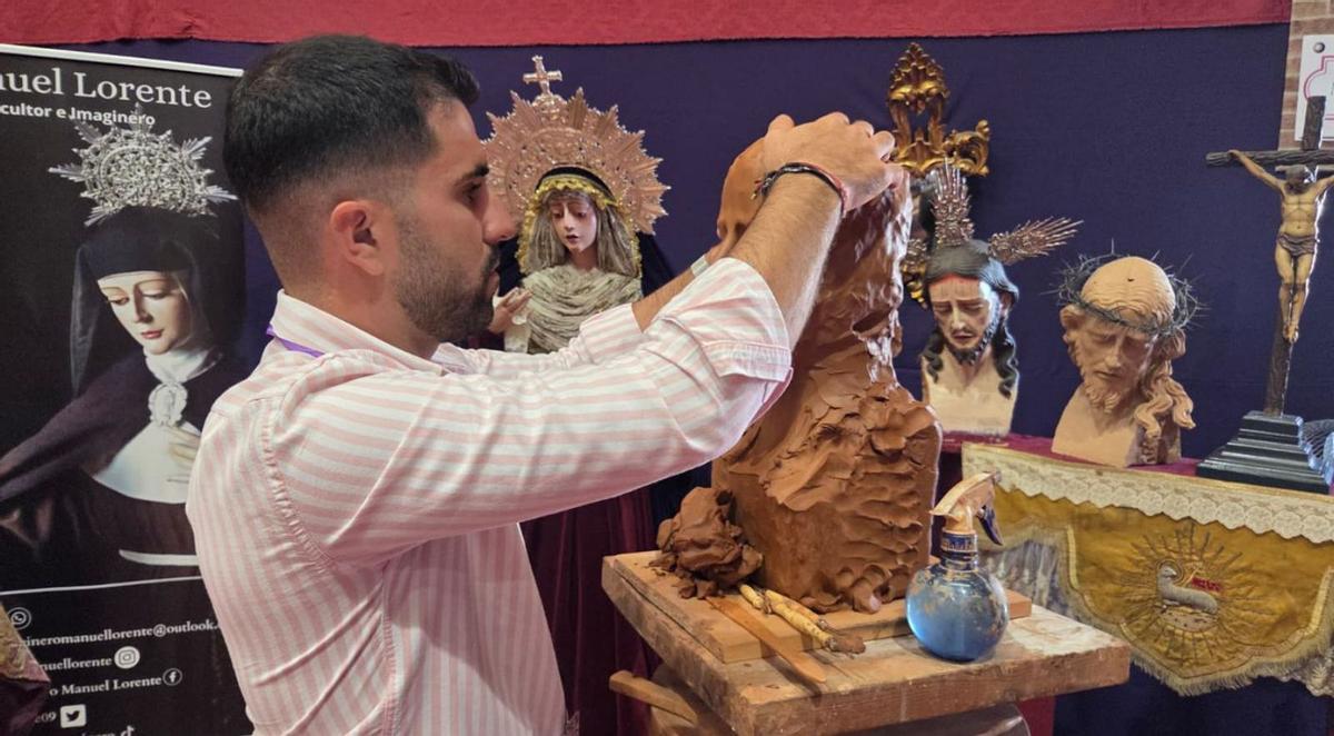 Un escultor trabajando en la Exposición de Arte Cofrade de Bobadilla Estación. | JOSÉ RUIZ.