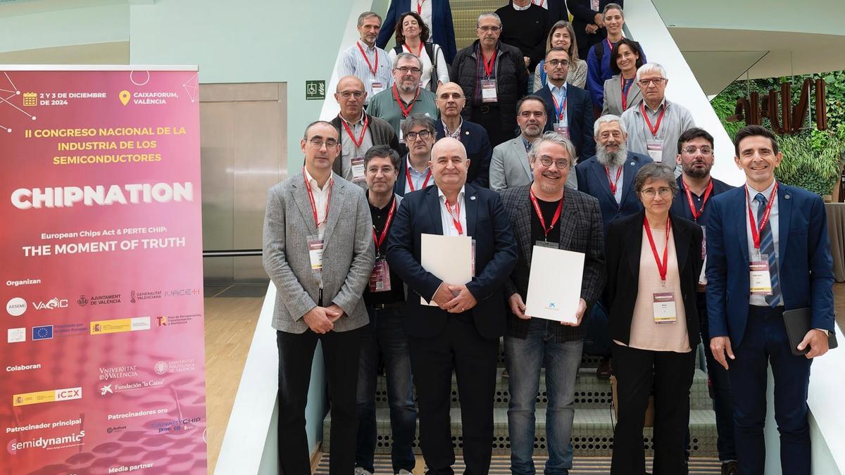 Representantes de las 17 cátedras españolas de microchips después de la firma del MoU.