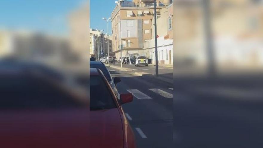 Un hombre armado embiste a la Policía en la Pobla de Vallbona