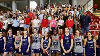 La selección femenina de baloncesto en Córdoba: los niños cordobeses arropan a las jugadoras