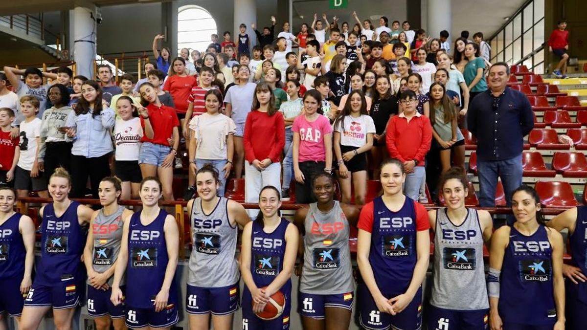 Las jugadoras de la selección, con un grupo de niños cordobeses.