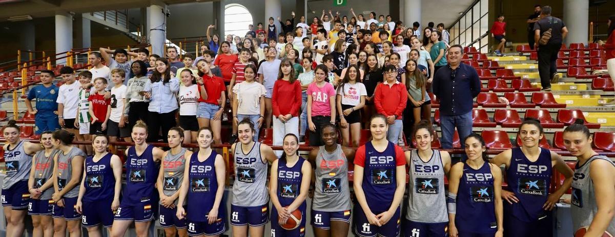 Las jugadoras de la selección, con un grupo de niños cordobeses.