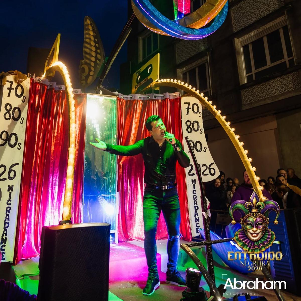 Unha das carrozas da comparsa Nicradance.