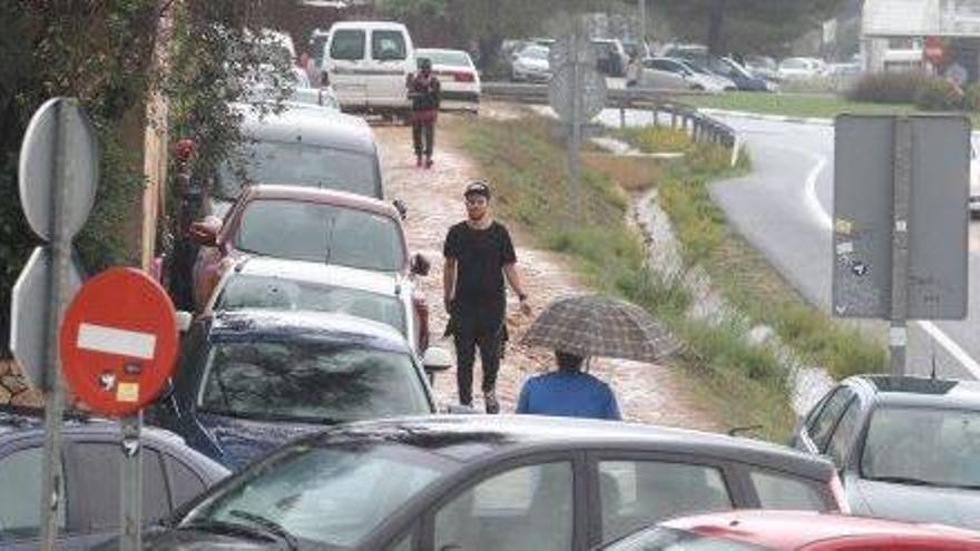 Decenas de coches aparcados en la cuneta de la autovía de Sant Antoni en el cierre de una discoteca.