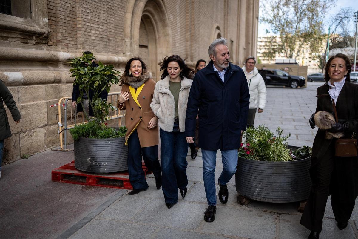 En imágenes | Primer gran acto del PP en Zaragoza para las elecciones del 8F y visita de Azcón y Ayuso a la Basílica del Pilar