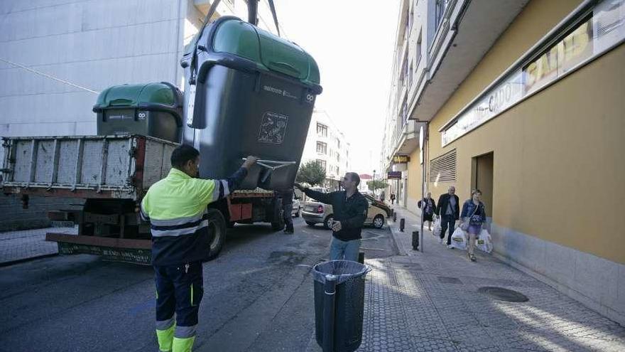 Operarios municipales de A Estrada, ayer instalando un nuevo colector en San Antón. // Bernabé / Cris M.V.