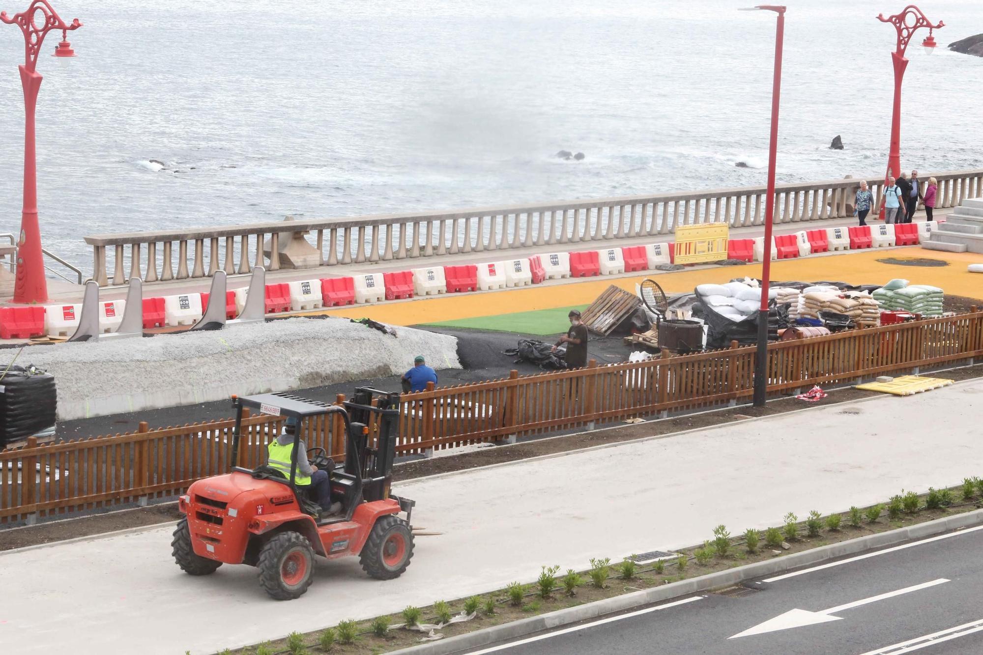 Últimos retoques en la obra del paseo marítimo de A Coruña
