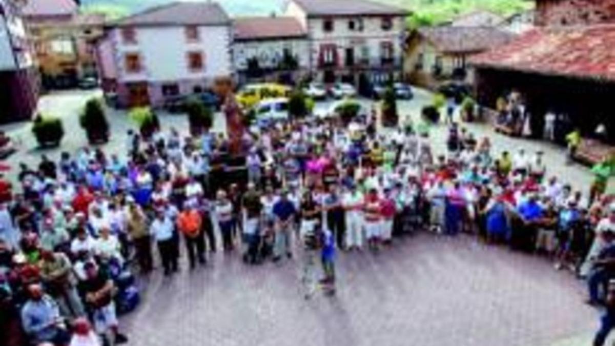 Vecinos de Valgañón, en La Rioja, concentrados ayer en protesta por el zulo hallado en la localidad.