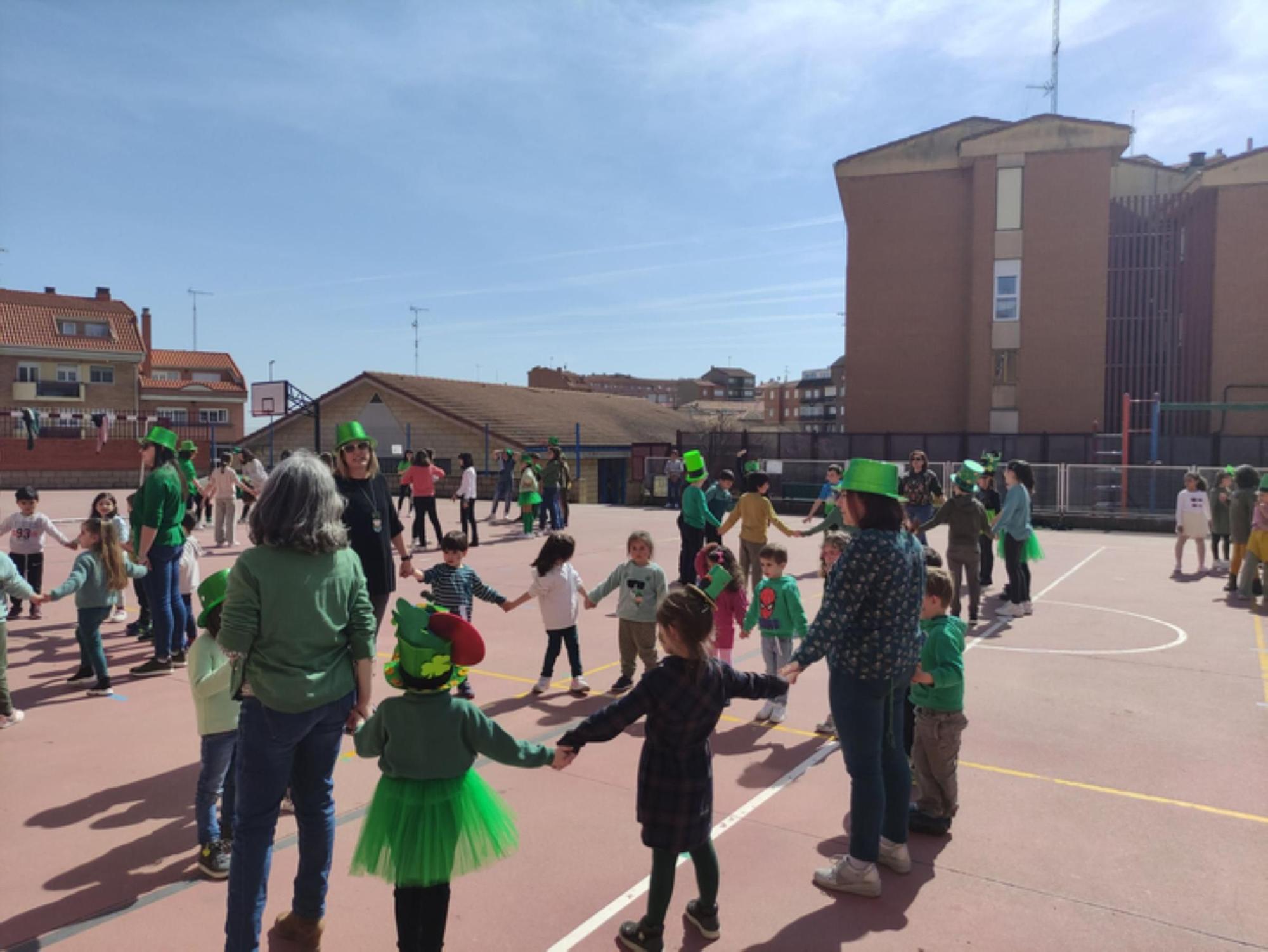 Así de bien lo pasan en el CEIP Buenos Aires de Benavente en la fiesta de St Patrick's Day