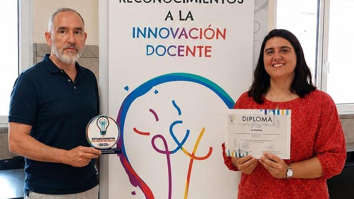 Los docentes Armando Fernández y Emma Ortega tras recoger el premio.