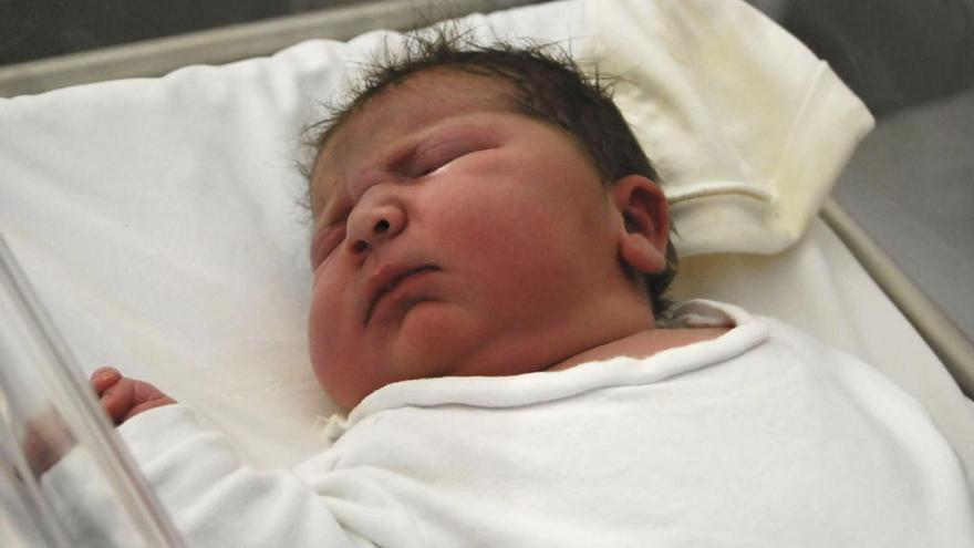 Una niña recién nacida.