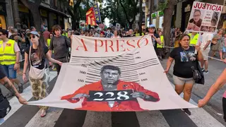 La octava manifestación desafía al calor para pedir la dimisión de Mazón ocho meses después de la dana