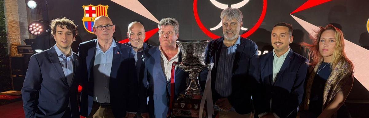 A la izquierda, del área de marketing del Real Oviedo, Nacho García;  el secretario de la RFFP, Carlos G. Conde, el presidente de la RFFP, Cuetos Lobos; el presidente del Club Deportivo Praviano, Álex Martínez; el secretario del  Club Hispano de Castrillón, Jaime Álvarez; de la directiva del Lealtad de Villaviciosa, Juan Lobato; y la responsable del área del fútbol femenino del Real Oviedo y directiva de la RFEF, María Suárez.