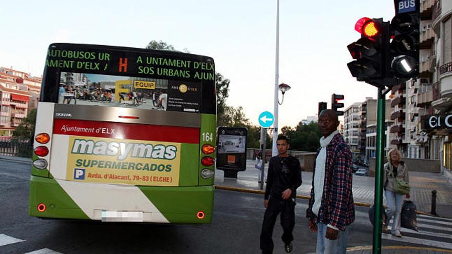 El primer semáforo ha sido instalado de forma experimental en el acceso al puente de Canalejas desde la avenida del País Valencià