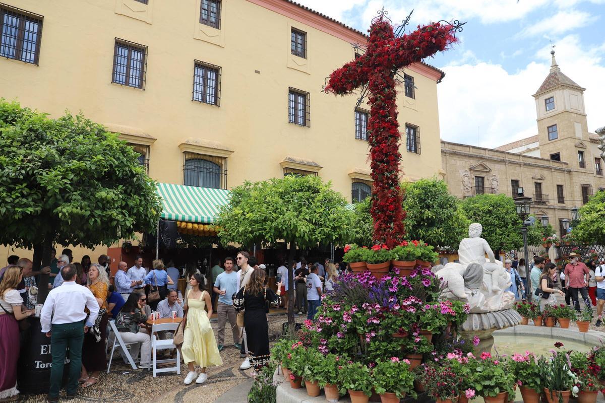 Cruz instalada en el Triunfo de San Rafael frente a la Mezquita-Catedral, este domingo.