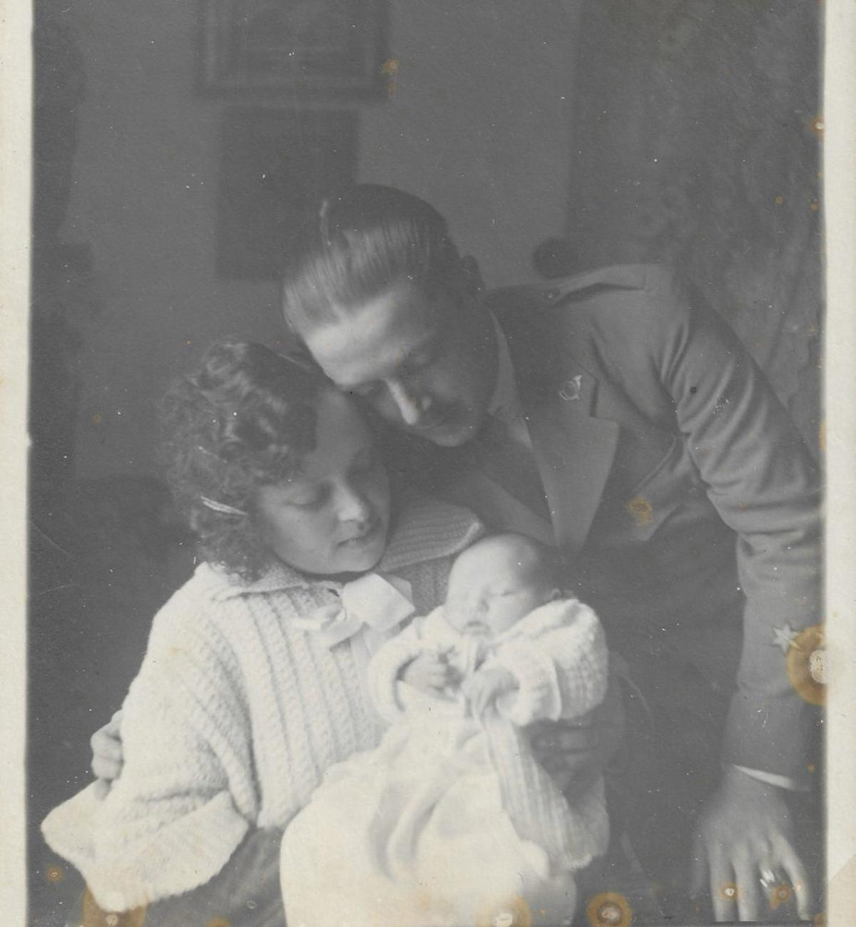 La pareja protagonista con su hijo Rafael recién nacido. | ARCHIVO FAMILIAR DE R.G.V.