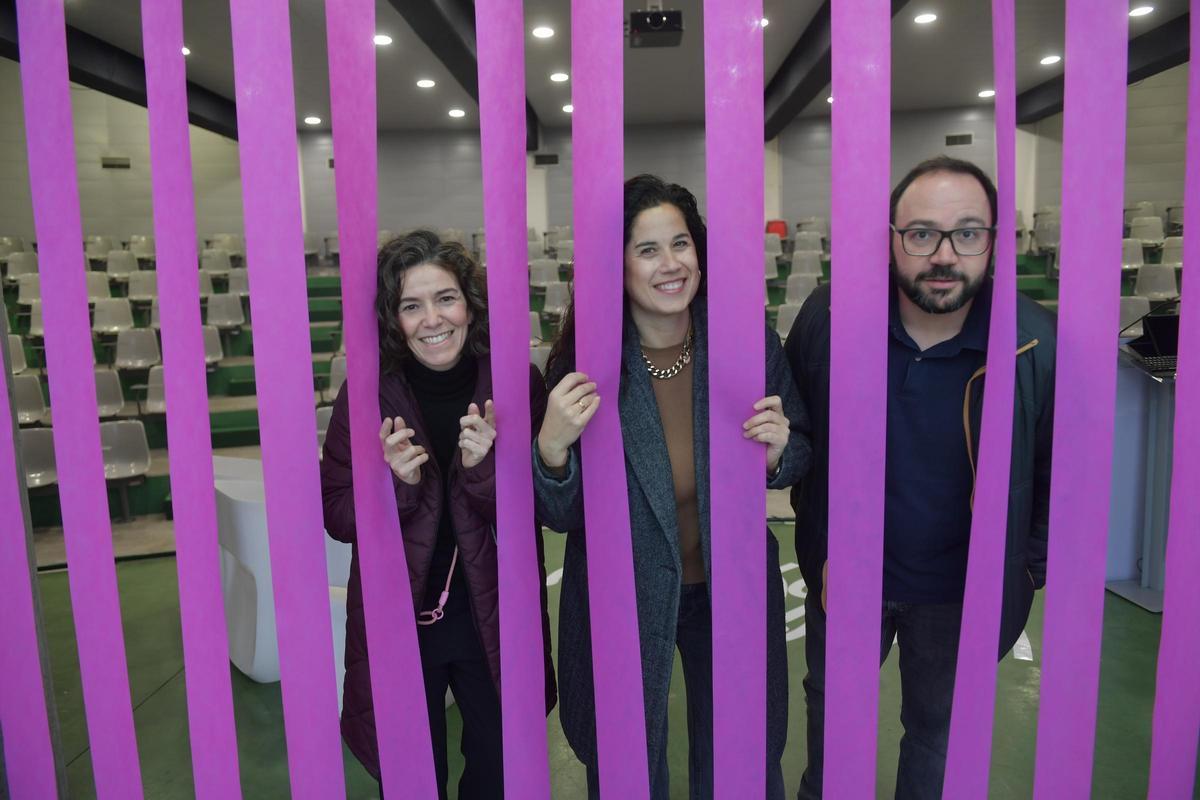 Los docentes de la Escuela Pablo Picasso Iria Rivas , Gloria Rodríguez y José Barreiro