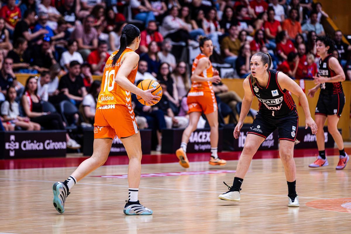 El Valencia Basket vivió un intenso duelo en el Pabellón Fontajau
