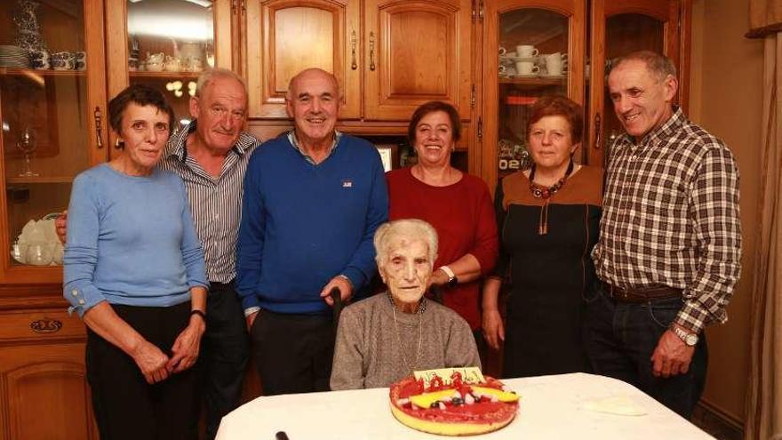 Nieves Negro sopla sus 103 velas. Nieves Negro Barrio, la superabuela de Esperante, celebró ayer su 103 aniversario, y lo hizo acompañada por sus hijos e hijos políticos, además de sus nietos. La mujer es todo un ejemplo de superación, ya que está recuperándose de una rotura de cadera, que no le impide ayudar a su nuera, con la que convive, en el cuidado de las plantas. Bernabé