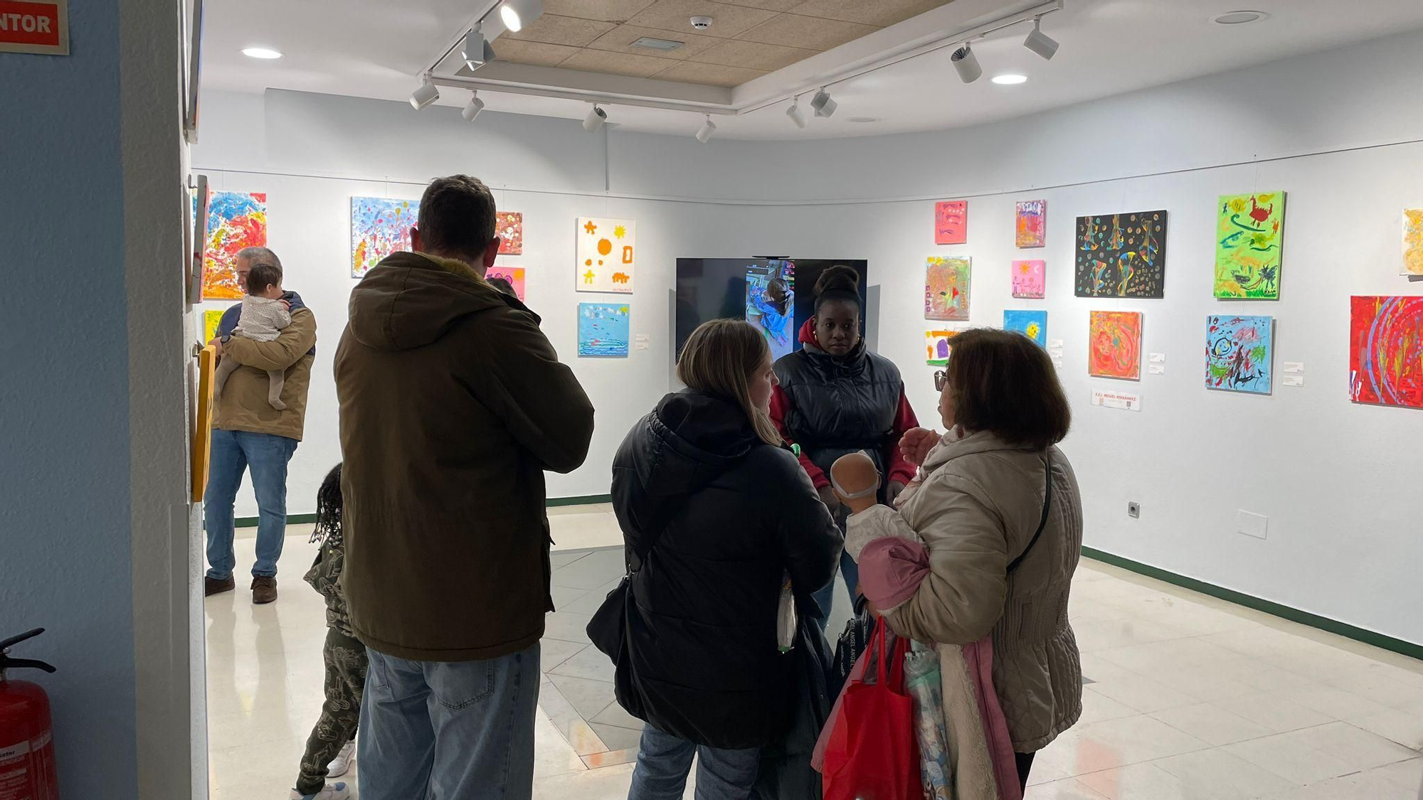 La galería de la Escuela Infantil Miguel Hernández en el Ateneo de La Calzada, en imágenes