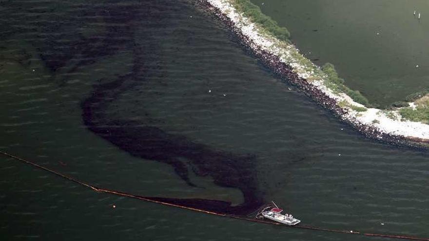 Mancha de fuel en el Golfo de México provocada por BP. // J. L. Magana