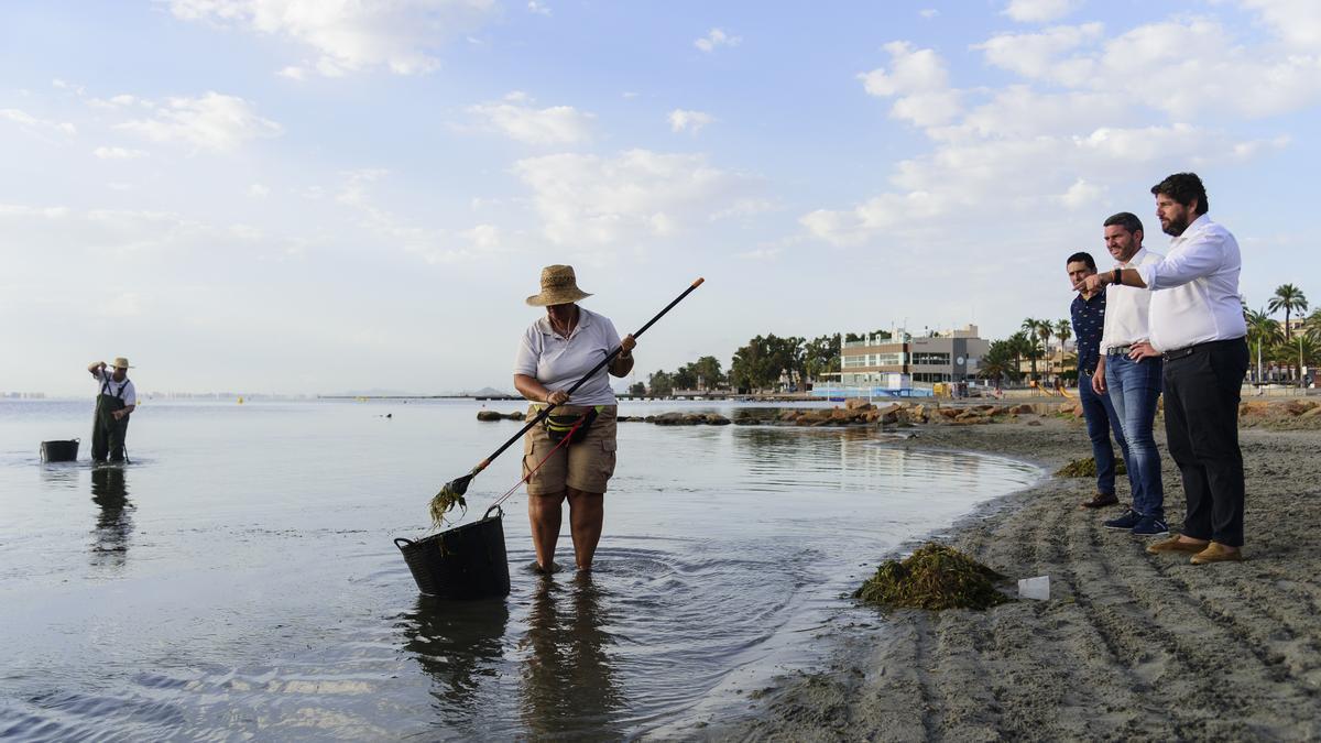 López Miras se ha reunido con las brigadas que cada mañana retiran biomasa en las playas