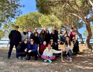 Busot reforesta su entorno natural en una jornada organizada por Alicante en Acción