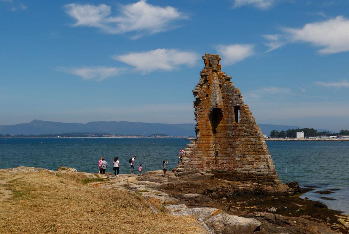 Restos de la torre de San Sadurniño frente al barrio de San Tomé do Mar en Cambados. |   // I.ABELLA