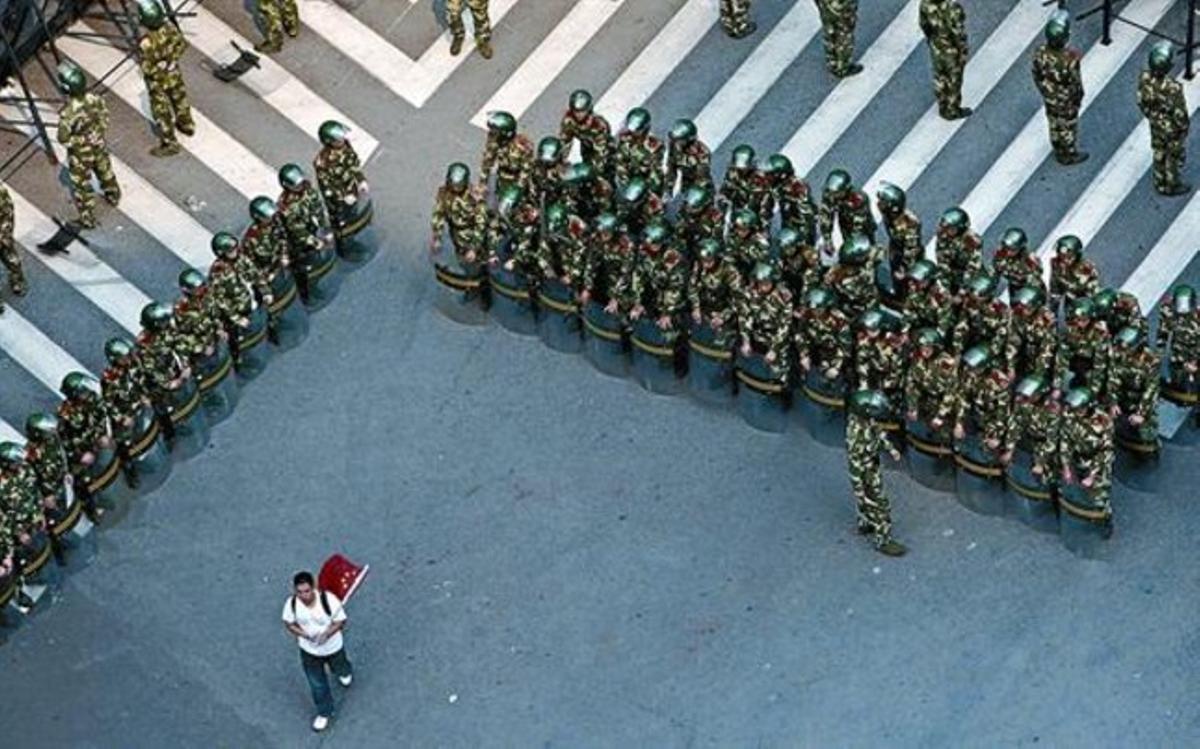 En comptagotes 8La policia antiavalots vigila el consolat del Japó a Xangai i només deixa entrar 100 manifestants a la vegada, ahir.