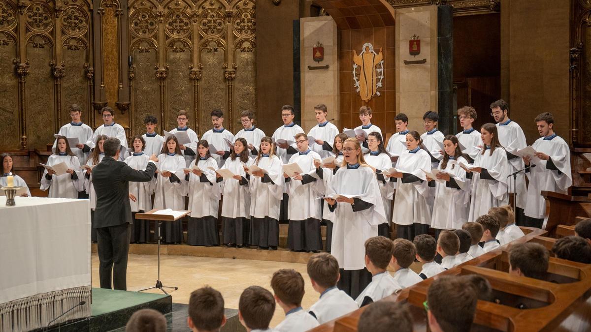 Primer 'Virolai' cantado por la Escolania y el coro mixto de Montserrat