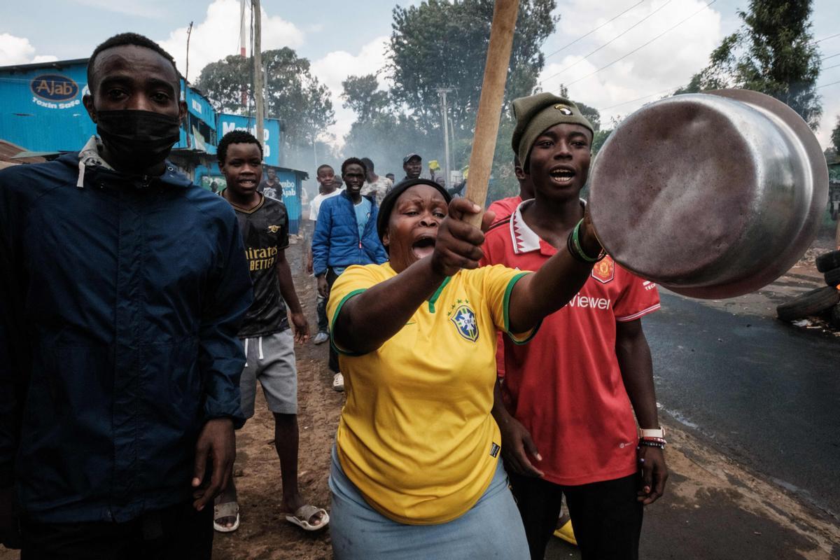 Protesta masiva convocada por el líder de la oposición Raila Odinga, afirma que le robaron las últimas elecciones presidenciales de Kenia y culpa al gobierno por el aumento del costo de vida en Nairobi.