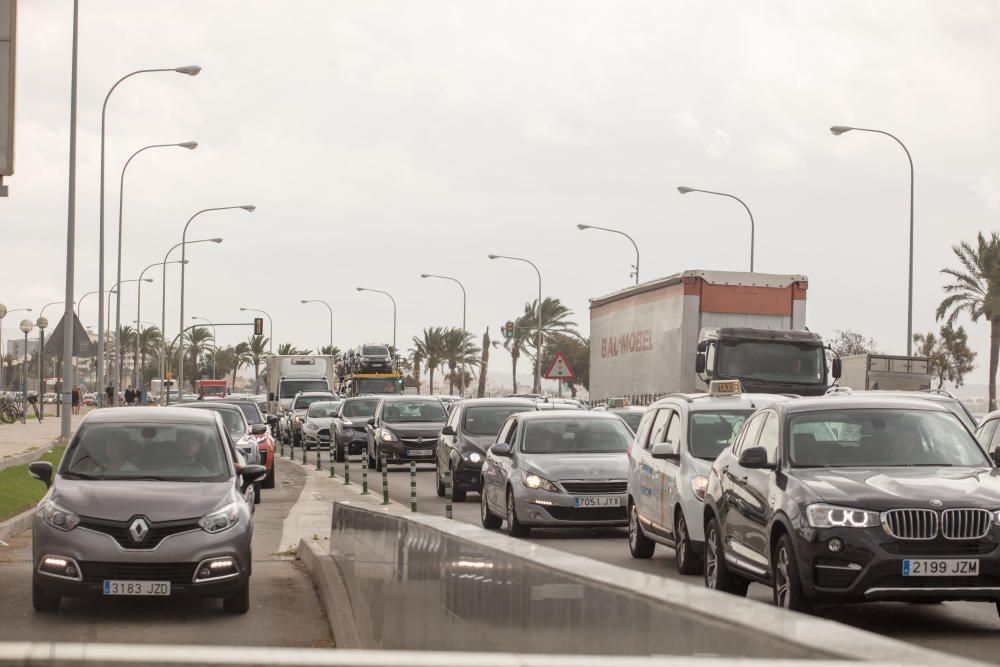 Saturación de tráfico y gente por la lluvia