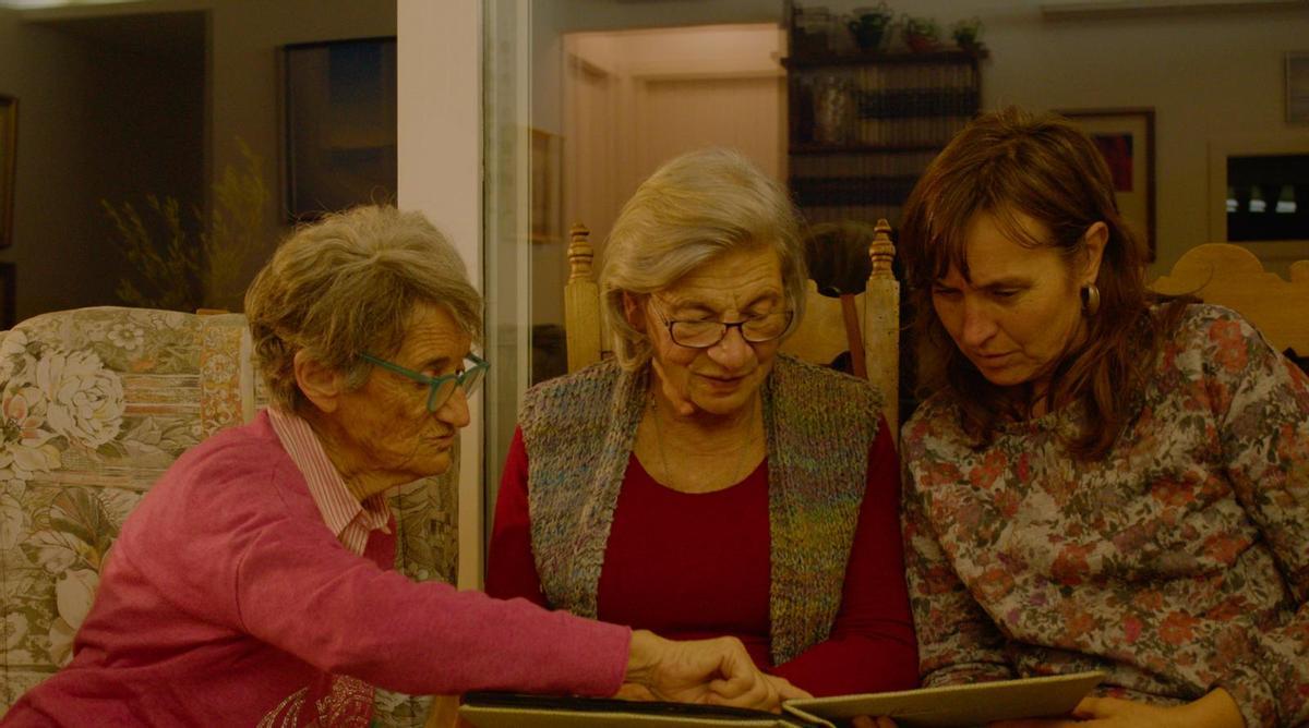 Les cosines Anna Maria i Leonor Trèmols amb Mercè Donat, en un moment de l’entrevista realitzada per aquest projecte.