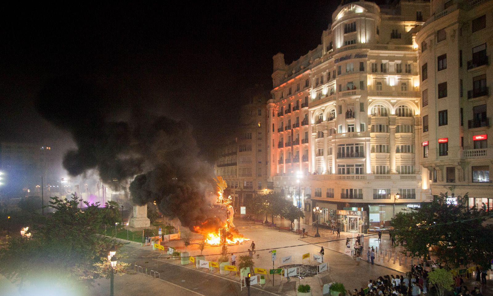 Así arden las otras fallas que se han plantado en la plaza del Ayuntamiento