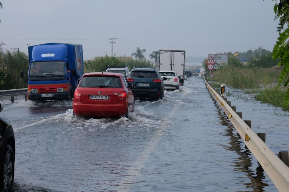 El agua rebosa en la N-332 a la altura de Guardamar