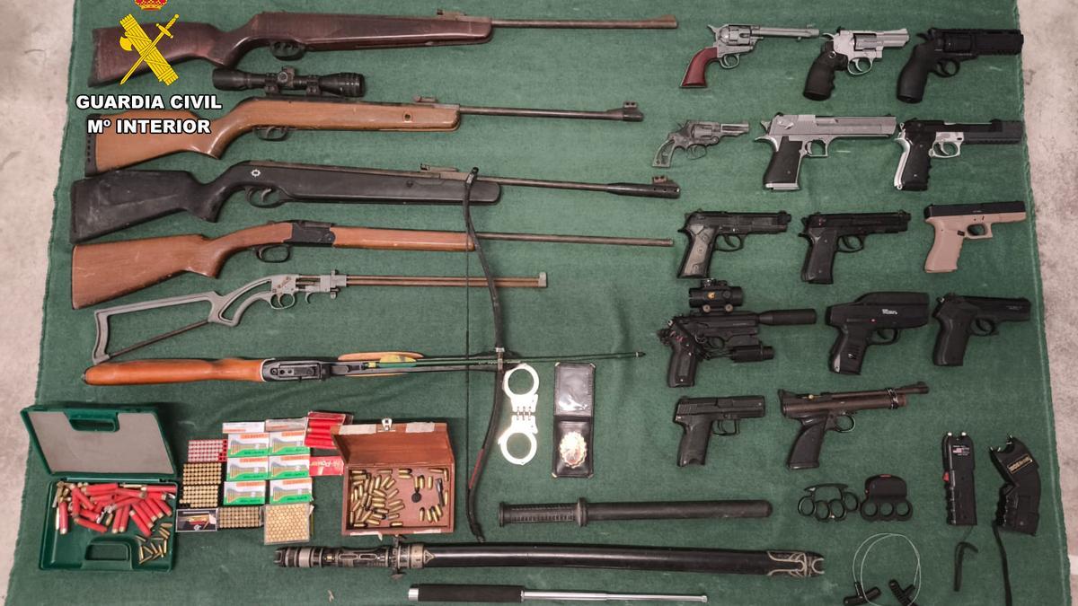 VÍDEO | Descubren una plantación de marihuana y numerosas armas tras un incendio en una casa de Selva