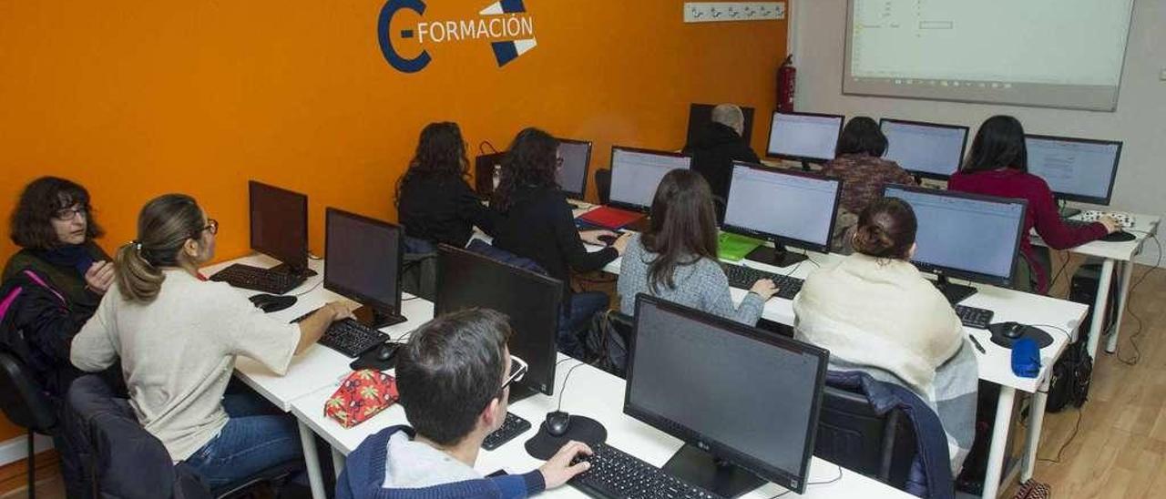 Una clase de preparación de oposiciones en C-Formación. // Cristina Graña