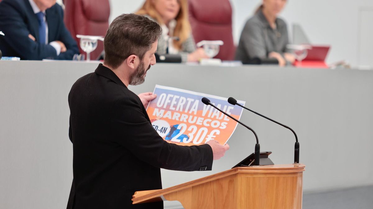 Víctor Egío, con el 'regalo' de Navidad que le ha entregado este jueves a José Ángel Antelo en la Asamblea.