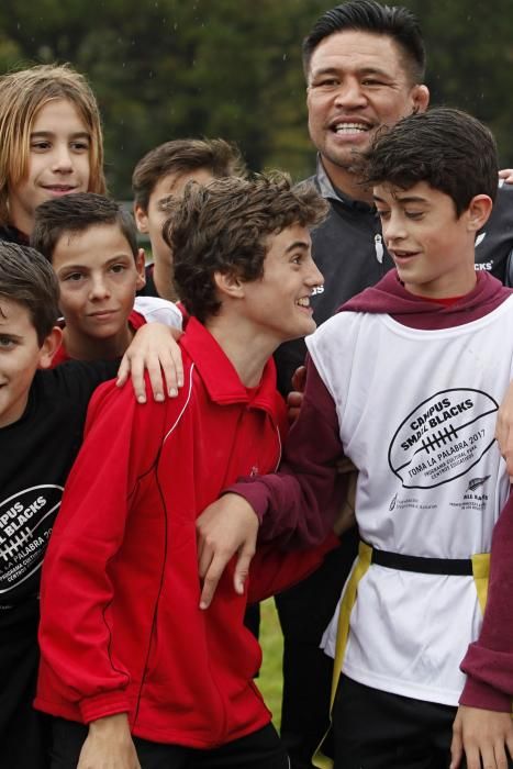 Los All Blacks dirigen un entrenamiento con alumnos en Gijón