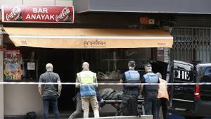 Un hombre de nacionalidad china se entregó este sábado a la Policía Municipal de Pamplona tras matar a su pareja en un bar del barrio pamplonés de Ermitagaña. 