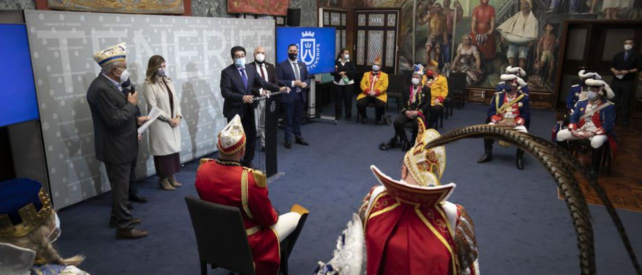 El presidente insular Pedro Martín se dirige a la embajada alemana.