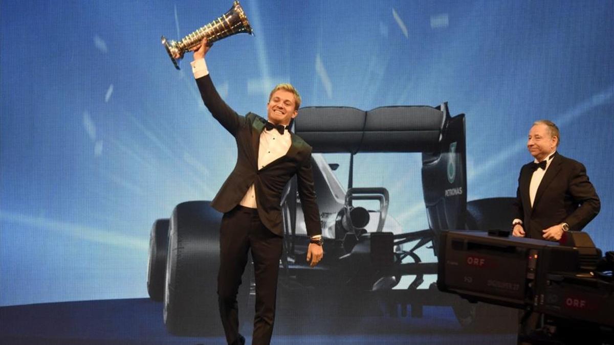 Rosberg alza su trofeo de campeón en la Gala de la FIA