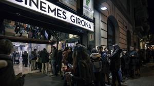 Aspecto de la entrada de los Cinemes Girona durante uno de sus eventos.
