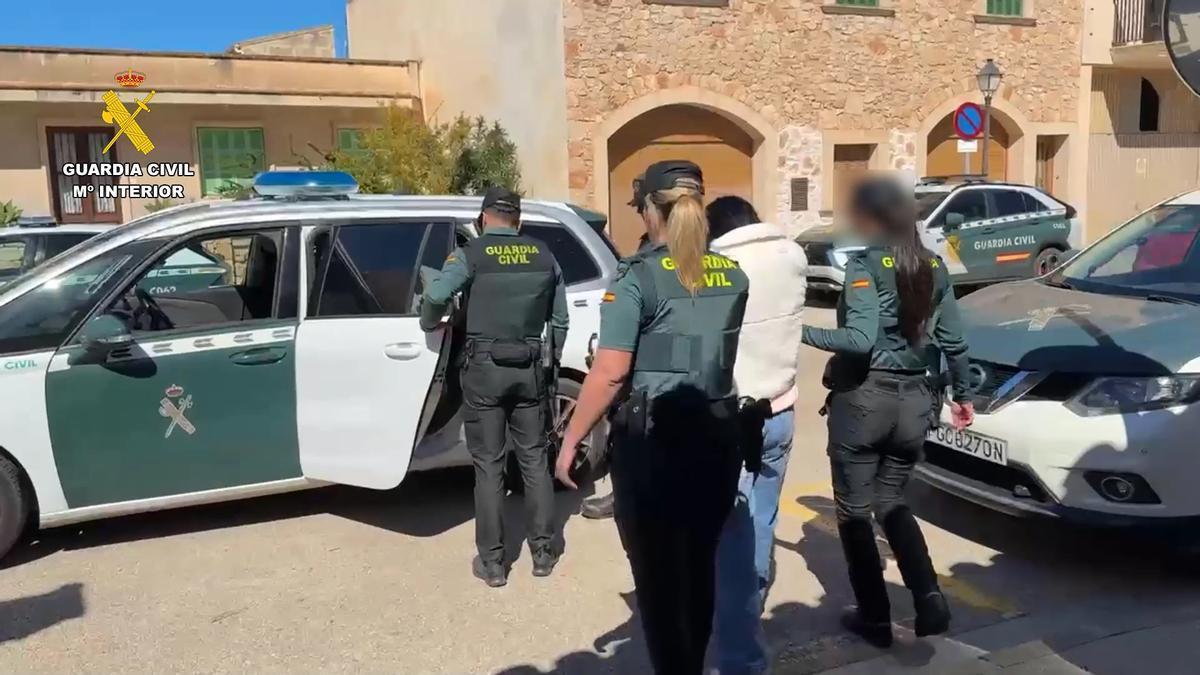 Agentes de la Guardia Civil detienen a dos presuntas labronas por robos de perfumes en comercios de Campos y Santanyí