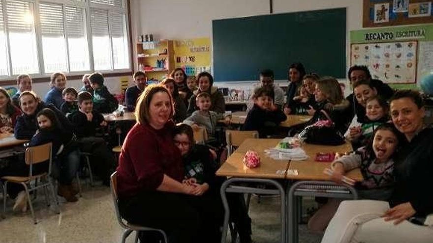 Padres, sentados con sus hijos en el aula del colegio. // FdV