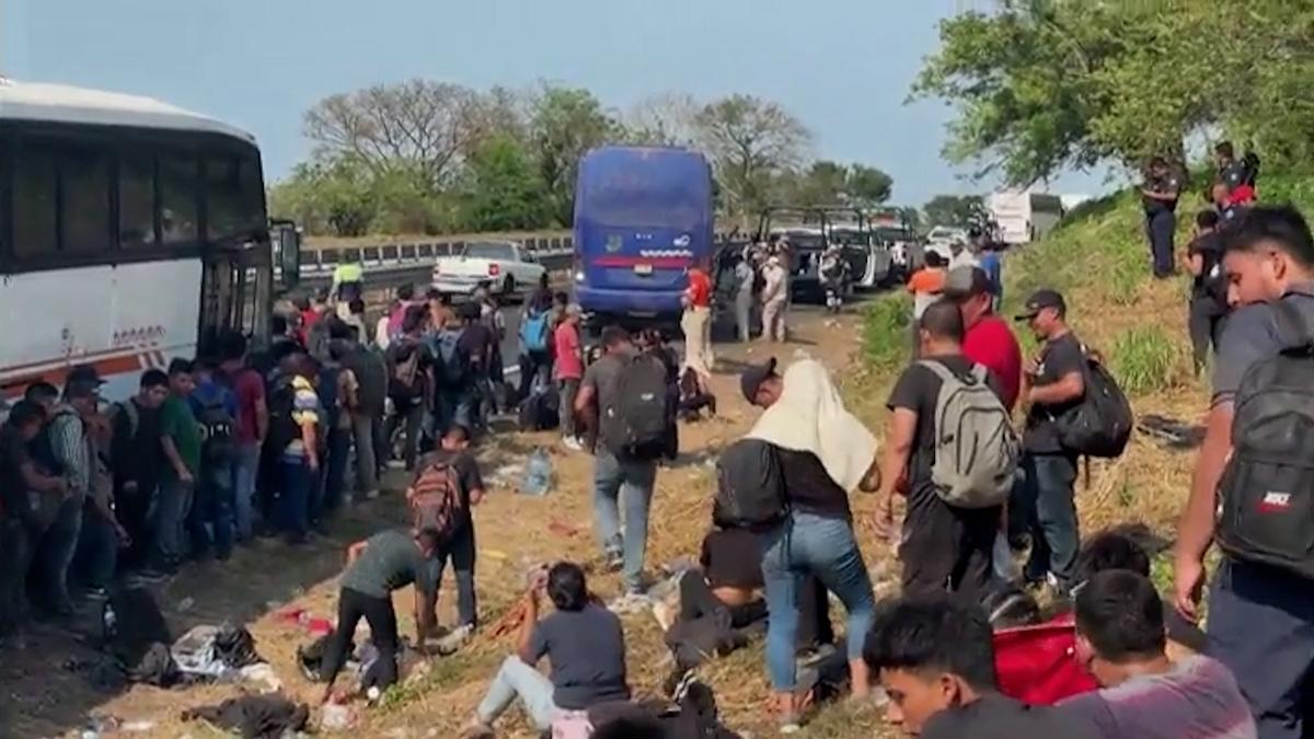 Abandonados en una autopista mexicana 400 migrantes